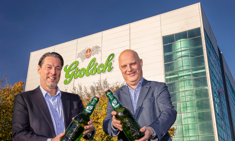 Andrei Haret van Grolsch en Marc Kapteijn van Twence met Grolsch beugels